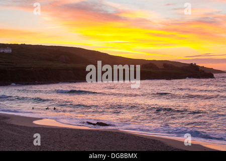 Coucher de soleil depuis la plage de Porthmeor à St Ives, Cornwall, UK. Banque D'Images