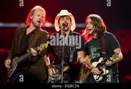 Hamilton, Ontario, Canada . 17 Oct, 2013. Le chanteur-compositeur et musicien, a joué à un Brad Paisley près de sold out foule au Copps Coliseum, Hamilton, Ontario, Canada le 17 octobre 2013 Credit : Lee-Ann Wylie/Alamy Live News Banque D'Images