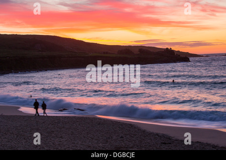 Coucher de soleil depuis la plage de Porthmeor à St Ives, Cornwall, UK. Banque D'Images