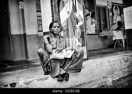 Femme indienne patient avec greffe de peau du visage cicatrices en attente à Sathya Sai Baba l'hôpital mobile. L'Andhra Pradesh, Inde. Banque D'Images