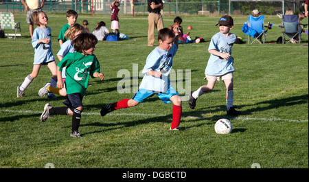 Les garçons et les filles de 8 ans à jouer au soccer et coups de ballon sur terrain. Champ Carondelet par Expo School St Paul Minnesota MN USA Banque D'Images