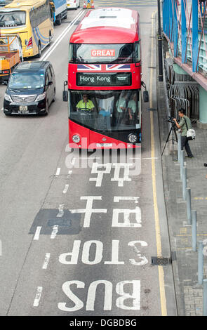 Hong Kong, Chine, 18 Oct, 2013. Boris Johnson à Hong Kong.Le maire de Londres arrive à l'Wan Chai Star Ferry pour un voyage à Tsim Sha Tsui à cheval sur le nouveau bus de Londres. Date-18.10.13 18 octobre 2013 Credit : Jayne Russell/Alamy Live News Banque D'Images