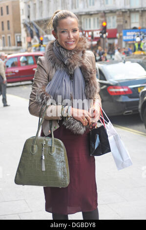 Leicester Square, London, UK . 17 Oct, 2013. Sophie Anderton arrive à la sécurité dans le lancement de beauté à l'hôtel W London Leicester Square 17/10/2013 Credit : JOHNNY ARMSTEAD/Alamy Live News Banque D'Images