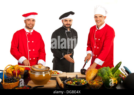 Heureux chef enseignant avec les étudiants en cuisine isolated on white Banque D'Images