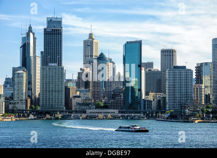 Circular Quay et le port de Sydney avec ferry et gratte-ciel, Sydney, Australie. Banque D'Images