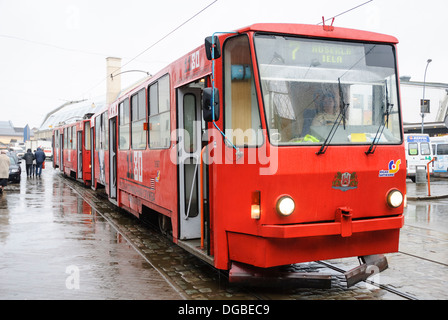 Les transports publics en Lettonie : un style ancien tramway rouge vif Banque D'Images