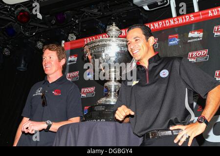 Fontana, California, USA. 17 Oct, 2013. Toute l'Indycar, 19, Auto Club California Speedway, MAVTV 500, Fontana, CA, USA, du 17 au 19 octobre 2013 prétendants au championnat, avec Astor Cup trophée gagnants, l'équipe Penske, Helio Castroneves, SCOTT DIXON, Target Chip Ganassi Racing Credit : Ron Bijlsma/ZUMAPRESS.com/Alamy Live News Banque D'Images