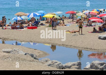 Plage en haute saison , Benalmadena. La province de Malaga, Costa del Sol, Andalousie, Espagne Banque D'Images