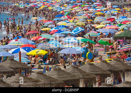 Plage en haute saison , Benalmadena. La province de Malaga, Costa del Sol, Andalousie, Espagne Banque D'Images