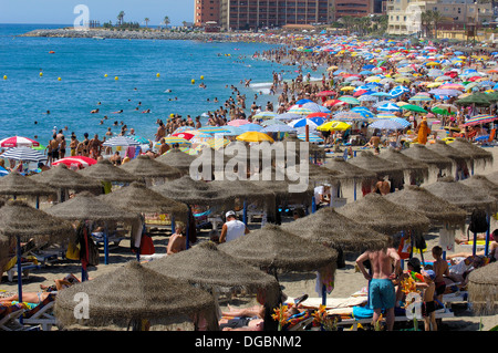 Plage en haute saison , Benalmadena. La province de Malaga, Costa del Sol, Andalousie, Espagne Banque D'Images