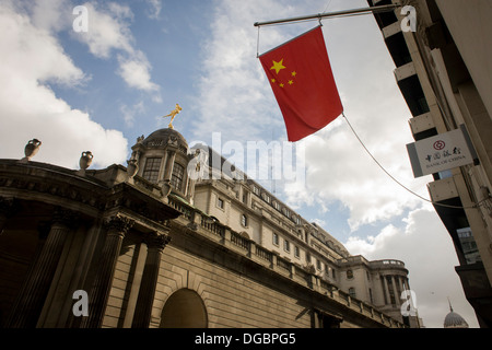 Le drapeau national chinois survole la banque d'Angleterre dans la ville de Londres. Banque D'Images