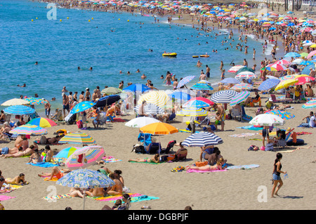 Plage en haute saison , Benalmadena. La province de Malaga, Costa del Sol, Andalousie, Espagne Banque D'Images