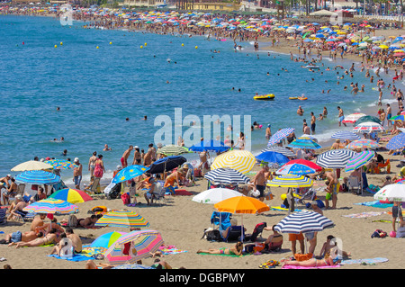 Plage en haute saison , Benalmadena. La province de Malaga, Costa del Sol, Andalousie, Espagne Banque D'Images