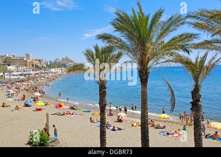 Plage en haute saison , Benalmadena. La province de Malaga, Costa del Sol, Andalousie, Espagne Banque D'Images