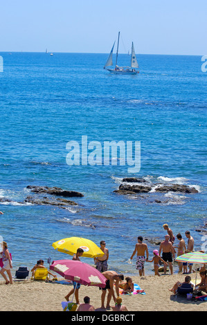 Plage en haute saison , Benalmadena. La province de Malaga, Costa del Sol, Andalousie, Espagne Banque D'Images