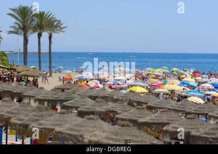 Plage en haute saison , Benalmadena. La province de Malaga, Costa del Sol, Andalousie, Espagne Banque D'Images