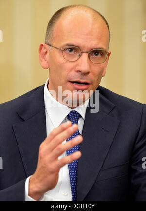 Washington, DC, USA. 17 Oct, 2013. Le premier ministre italien Enrico Letta de l'Italie fait remarques pendant une séance de photo avec le président des États-Unis Barack Obama après une réunion bilatérale dans le bureau ovale de la Maison Blanche, à Washington, DC, USA, 17 octobre 2013. Les deux dirigeants ont discuté des relations économiques et militaires étroits et US-Euro. Crédit : Mike Theiler / Piscine via CNP/dpa/Alamy Live News Banque D'Images