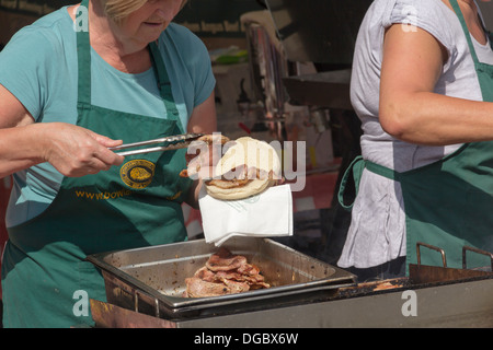 En tranches épaisses d'Ananas juteux, gras de bacon chaud sur un grand pain bun au décrochage Bowland à Bolton Food Festival 2013. Banque D'Images