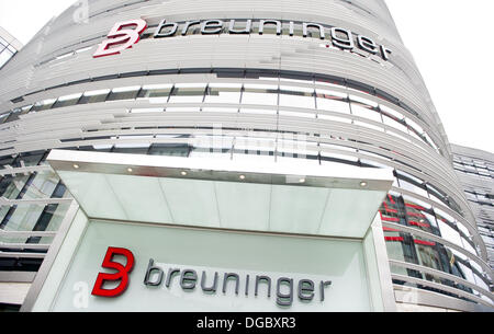 Düsseldorf, Allemagne. 17 Oct, 2013. Magasin Breuninger à Duesseldorf, Allemagne, 17 octobre 2013. La chaîne de magasins textiles de Stuttgart a ouvert un magasin sur la célèbre rue commerçante de Koenigsallee Duesseldorf. Photo : Jan-Philipp Strobel/dpa/Alamy Live News Banque D'Images