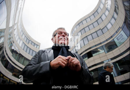 Düsseldorf, Allemagne. 17 Oct, 2013. L'architecte américain Daniel Libeskind pose dans le grand magasin Breuninger à Duesseldorf, Allemagne, 17 octobre 2013. La chaîne de magasins textiles de Stuttgart a ouvert un magasin sur la célèbre rue commerçante de Koenigsallee Duesseldorf. Photo : Jan-Philipp Strobel/dpa/Alamy Live News Banque D'Images