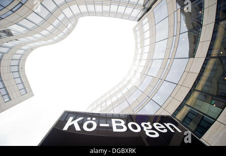 Düsseldorf, Allemagne. 17 Oct, 2013. L'écriture 'Koe-Bogen» (courbe) à Koenigsallee Duesseldorf, Allemagne, 17 octobre 2013. La chaîne de magasins textiles de Stuttgart a ouvert un magasin sur la célèbre rue commerçante de Koenigsallee Duesseldorf. Photo : Jan-Philipp Strobel/dpa/Alamy Live News Banque D'Images