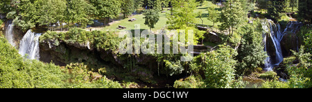 Cascades et belles green nature sur la rivière Korana dans village de Rastoke, Croatie - Vue panoramique Banque D'Images