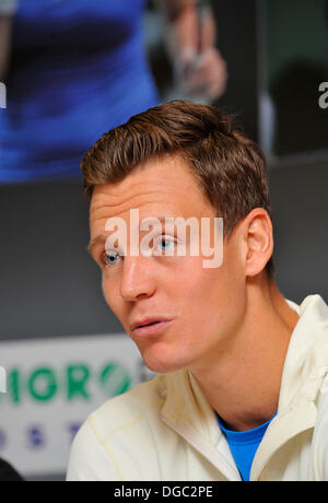 Prostejov, République tchèque. 18 Oct, 2013. Le joueur de tennis tchèque Petra Kvitova (à gauche) et Tomas Berdych (droite) observés au cours d'une conférence de presse avant la participation de Petra Kvitova à WTA Tour Championships à Istanbul. Petra Kvitova et Tomas Berdych sont vus à Prostejov, en République tchèque, le 18 octobre 2013. © Ludek Perina/CTK Photo/Alamy Live News Banque D'Images