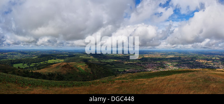 Les nuages bas à vers le nord de l'extrémité nord de la promenade Malvern Hills Wocestershire Banque D'Images