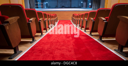 Sièges rouge dans un théâtre et d'opéra Banque D'Images