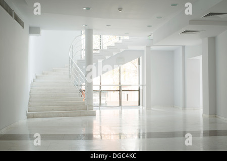 Intérieur d'un bâtiment avec des murs de couleur blanche. Escalier Banque D'Images