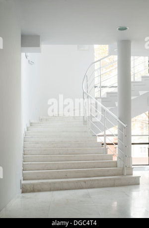 Intérieur d'un bâtiment avec des murs de couleur blanche. Escalier Banque D'Images