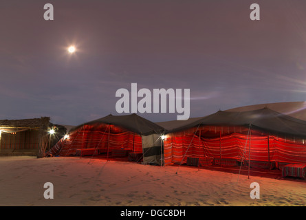 Nuit en tentes des Bédouins dans le désert, Adu Dhabi, Emirats Arabes Unis Banque D'Images