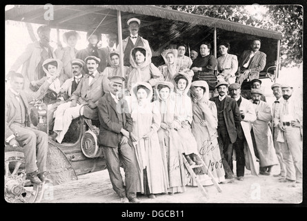 Personnes bus. Vintage 1909. Le temps de la photographie. Vieux transports publics. Banque D'Images