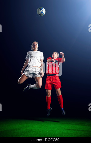 Deux joueuses de soccer ball cap Banque D'Images