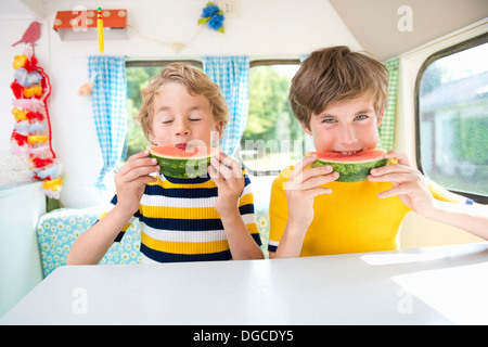 Les garçons eating watermelon en caravane, portrait Banque D'Images