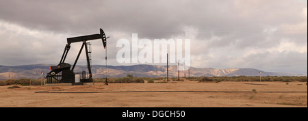 Les derricks de puits de pétrole, Californie Banque D'Images