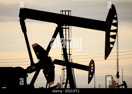 Les derricks de puits de pétrole, Californie Banque D'Images