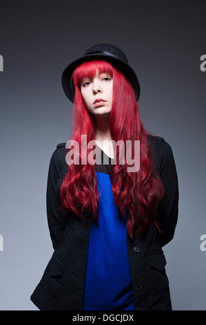 Jeune femme aux longs cheveux rouges, portrait Banque D'Images