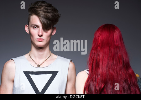 Jeune homme debout à côté de femme aux cheveux rouges, portrait Banque D'Images