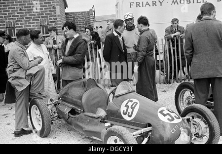 Frank Aiken, Ken Gregory Moss manager, Harry Schell et Stirling Moss, stands le lundi de Pentecôte à Goodwood, en Angleterre 1951. Banque D'Images