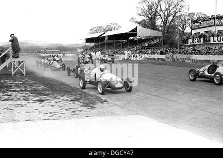 Harry Schell dans une Cooper au début d'une course de Formule 3 500cc le lundi de Pentecôte à Goodwood, en Angleterre 1951. Banque D'Images