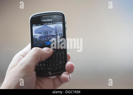 Londres, Royaume-Uni. 18 octobre 2013. Photo : un ventilateur prend une photo du concert sur son Blackberry. Sir Paul McCartney donne un spectacle gratuit à des milliers de fans à Covent Garden Piazza. Nick Savage/Alamy Live News Banque D'Images