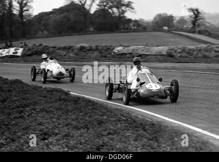 Un Kieft 500cc F3 dirige une Cooper dans le trophée du Festival de Grande-Bretagne, Goodwood, Angleterre 1951. Banque D'Images