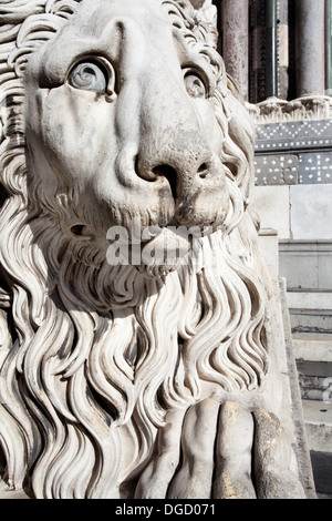 Statue de lion à la cathédrale San Lorenzo dans la vieille ville de Gênes Ligurie Italie Banque D'Images