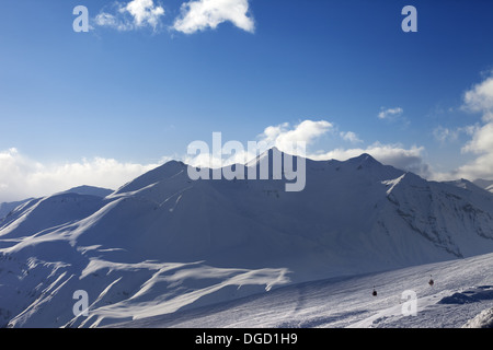 Vue sur la pente de ski et de montagne en soirée. Station de ski de Gudauri. Montagnes du Caucase, en Géorgie. Banque D'Images