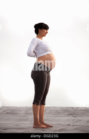 Femme enceinte dans la posture de yoga Banque D'Images