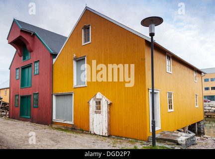 Petite ville rue avec maisons en bois rouge et jaune en Norvège Banque D'Images