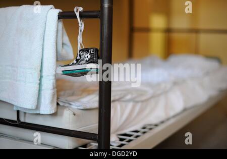 Hambourg, Allemagne. 18 Oct, 2013. Une petite sneaker est suspendu à un cadre de lit dans l'installation de sans-abri Pik comme à Hambourg, Allemagne, 18 octobre 2013. Pour sans-abri la plus ancienne d'Allemagne a été établi comme un asile de la police en 1913. Photo : Angelika Warmuth/dpa/Alamy Live News Banque D'Images