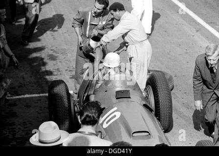 Emer Vecchi mécanicien du ravitaillement Villoresi Ferrari dans le Grand Prix de France, Reims, France 1951. Banque D'Images