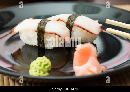 Dans Sushi sushi bar. Le tableau et la ration sushi Banque D'Images